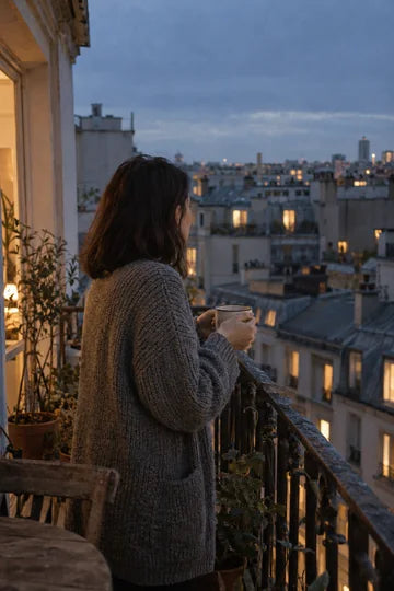 Une pause sur un balcon à la tombée du jour