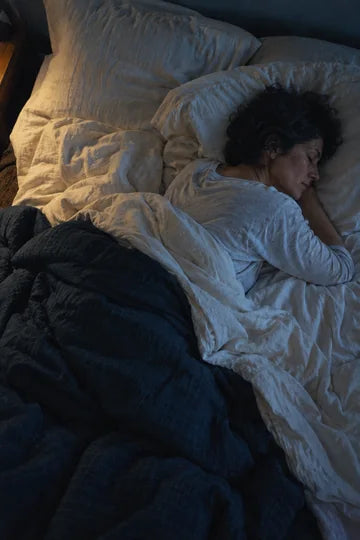 Une personne au repos dans une chambre calme