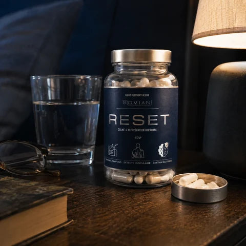 Flacon RESET sur la table de nuit d’Amine