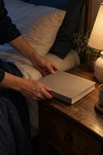 Un livre posé sur la table de nuit avant le coucher